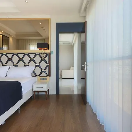 Serenity Queen מלון *